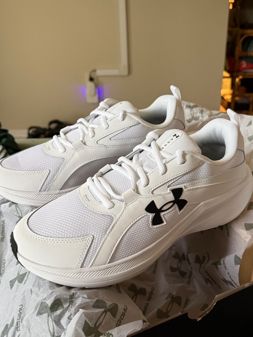 Under Armour Men Assert size 11. Brand new!